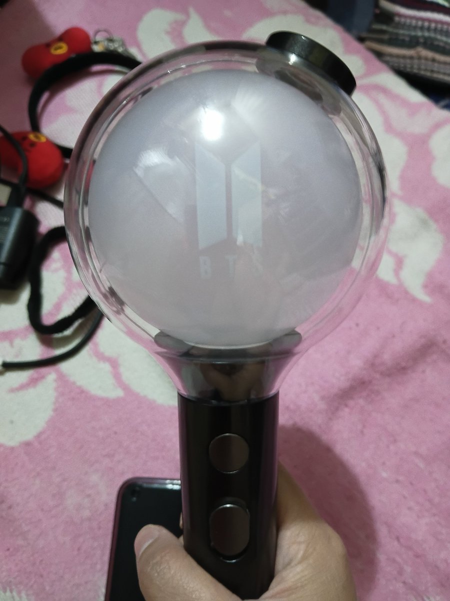 hankurii_'s tweet photo. WTS LFB PH 

BTS ARMY BOMB MOTS SE VERSION

* wala nang box, will makeshift nalang
* still working fine 
* official
* for display or props kasi di na magagamit sa concerts
* with freebies

PHP 1,600 nalang 

dm if interested

wts lfb ph bts army bomb lightstick mots se https://t.co/xU1crjqMJK