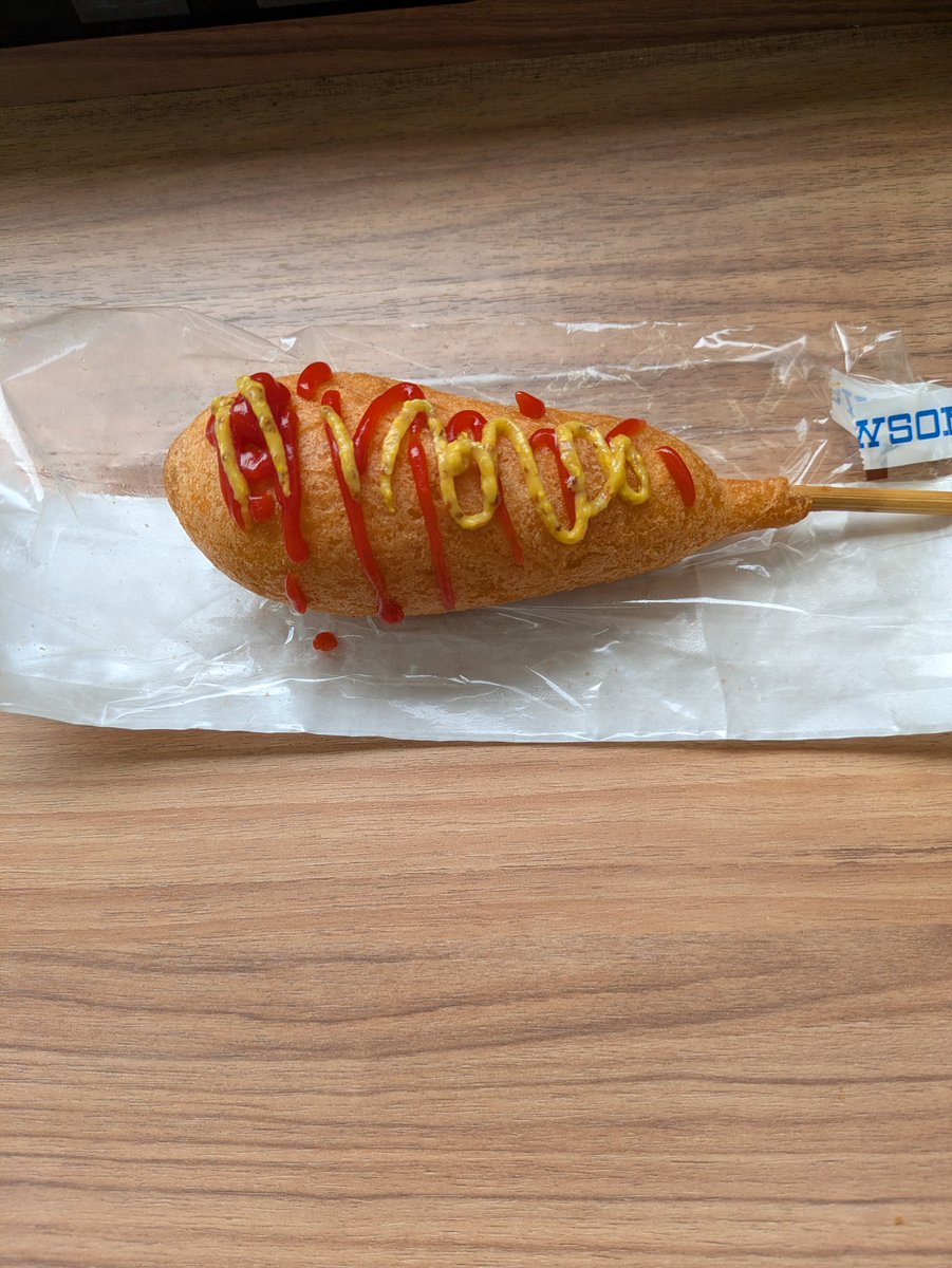 oHdHaM's tweet photo. アメリカンドッグが食べたくなって
イートインのあるローソンまで
やって来た
＃アメリカンドッグ
＃ローソン https://t.co/tWVZRahorO