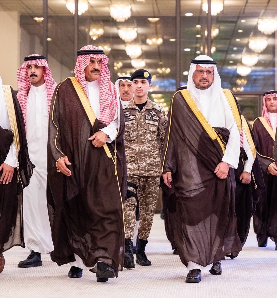 AzizKhudiry's tweet photo. عندما يظل الوفاء حيًا لأهل الوفاء .
. @EmarahAlQassim
@BUKQsa @alhagan11 
ازعم ان مبادرة #يوم_الوفاء سُجلت كأولوية لمحافظة #البكيريه بمنطقة القصيم.
فيوم الوفاء في محافظة البكيرية هو علامة فارقة وأنموذج جميل في مسيرة العمل المجتمعي داخل المملكة، فهو ليس مجرد احتفال عابر، بل هو تأسيس لثقافة العطاء والتقدير وتحويلها إلى تظاهرة وطنية دورية تجمع بين أصالة المجتمع ودعم القيادة.
فخلال 20 عاماً تم رد جزء بسيط من الوفاء ل 66 شخصية رجاليه ونسائية خدموا وطنهم في مجالات مختلفه عبر سنوات ماضيه وحتى الان.
تنبع أهمية هذا اليوم والذي بادرت به لجنة اهالي البكيريه - المتميزه - منذ 20 عاماً من كونه يرسخ قِيماً إسلامية ووطنية أصيلة، ويحقق مكتسبات لافتة أبرزها تخليد الأثر للأحياء حفظهم الله والأموات رحمهم الله.
إن تميز المبادرة في تكريم من هم على قيد الحياة يُعطيهم دافعاً للاستمرار، وتكريم من رحلوا يبعث برسالة طمأنينة لذريتهم بأن الوطن لا ينسى المخلصين ويُبقي سيرتهم العطرة حية.
يقدم هذا اليوم لنا نماذج وطنية حقيقية يُحتذى بها في العصامية والبناء وخدمة المجتمع وحب الوطن والإخلاص له.
يعكس هذا اليوم فلسفة القيادة السعودية القائمة على تقدير المواطن واعتباره الركيزة الأساسية للتنمية.
فلا يمكن قراءة نجاح واستمرار "يوم الوفاء" طوال هذه السنوات دون التوقف عند الدور المحوري والدعم اللامحدود من إمارة منطقة القصيم ممثلة باميرها الدكتور فيصل بن مشعل بن سعود بن عبدالعزيز وسمو نائبه الأمير فهد بن سعد بن فيصل بن سعد حفظهما الله .
هذه الرعاية وهذا الحضور يمنح المناسبة ثقلاً رسمياً كبيراً، وهذا الحضور ليس بروتوكولياً فقط بل هو رسالة واضحة من الدولة بأنها تقف خلف كل مبادرة تُعلي من شأن الأوفياء.
من خلال هذه الرعاية يترجم أمير المنطقة رؤية القيادة الرشيدة في النزول للميدان، ومشاركة الأهالي احتفالاتهم والوقوف شخصياً لتكريم المواطن مما يساهم في تعزيز اللحمة الوطنية والشعور بالفخر والاعتزاز بالانتماء لهذا الكيان العظيم.
إن "يوم الوفاء" بمحافظة البكيرية ليس مجرد مناسبة لتوزيع الدروع، بل هو وثيقة عهد تتوارثها الأجيال صِيغت بجهود الأهالي الأوفياء، ووُقّعت برعاية ودعم إمارة منطقة القصيم التي أثبتت دائماً أنها الراعي الأول لأهل العطاء.