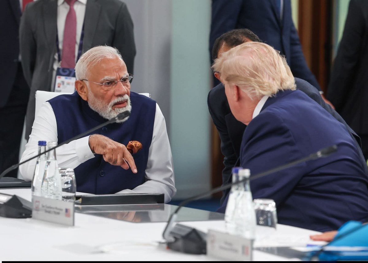 JournoVipin's tweet photo. मोदी जी और डोनाल्ड ट्रँप की बाडी लैंग्वेज देखिए. मोदी का तमतमाया चेहरा देखिए।
ये नया भारत है,आँख से आँख मिलाकर बात करना जनता है।
#NationFirstPolicy https://t.co/OrmukupOlY