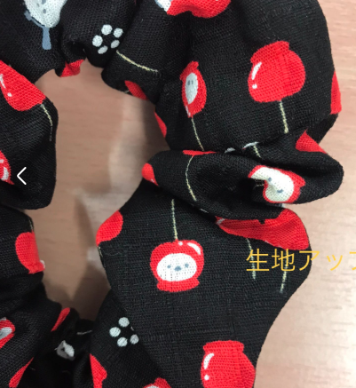 cocorety45's tweet photo. シュシュ　「リンゴ飴とシマエナガ」　NO.4356で検索

「リンゴ飴の甘い誘惑と、ふわふわシマエナガが寄り添う黒シュシュ」￥900 https://t.co/SsOwmIjtk7
