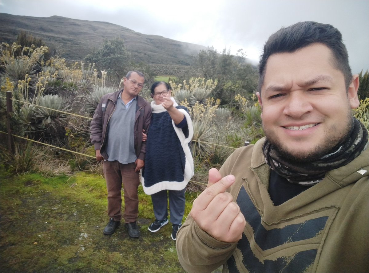 AbgSebasGomez's tweet photo. Por estos días, bueno y necesario es pensar en cómo funcionan los tornillos: La derecha los oprime, la izquierda los libera.

Con mi mamita y mi padrastro, disfrutando de esta maravilla llamada Páramo de Sumapaz. Por la vida, este 21 de junio por Iván y por Aida. 🫰❤️🇨🇴 https://t.co/sj0DekC7zD