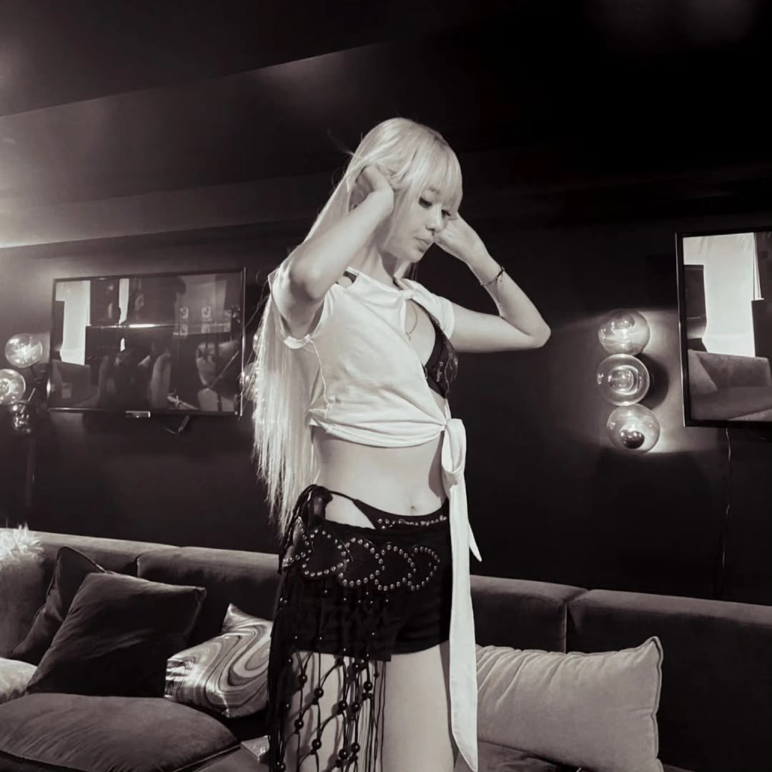 yunjinrs's tweet photo. in love with the aesthetic in these yunjin pictures omg.. it’s lowkey giving old hollywood https://t.co/eG0IB9UeW3