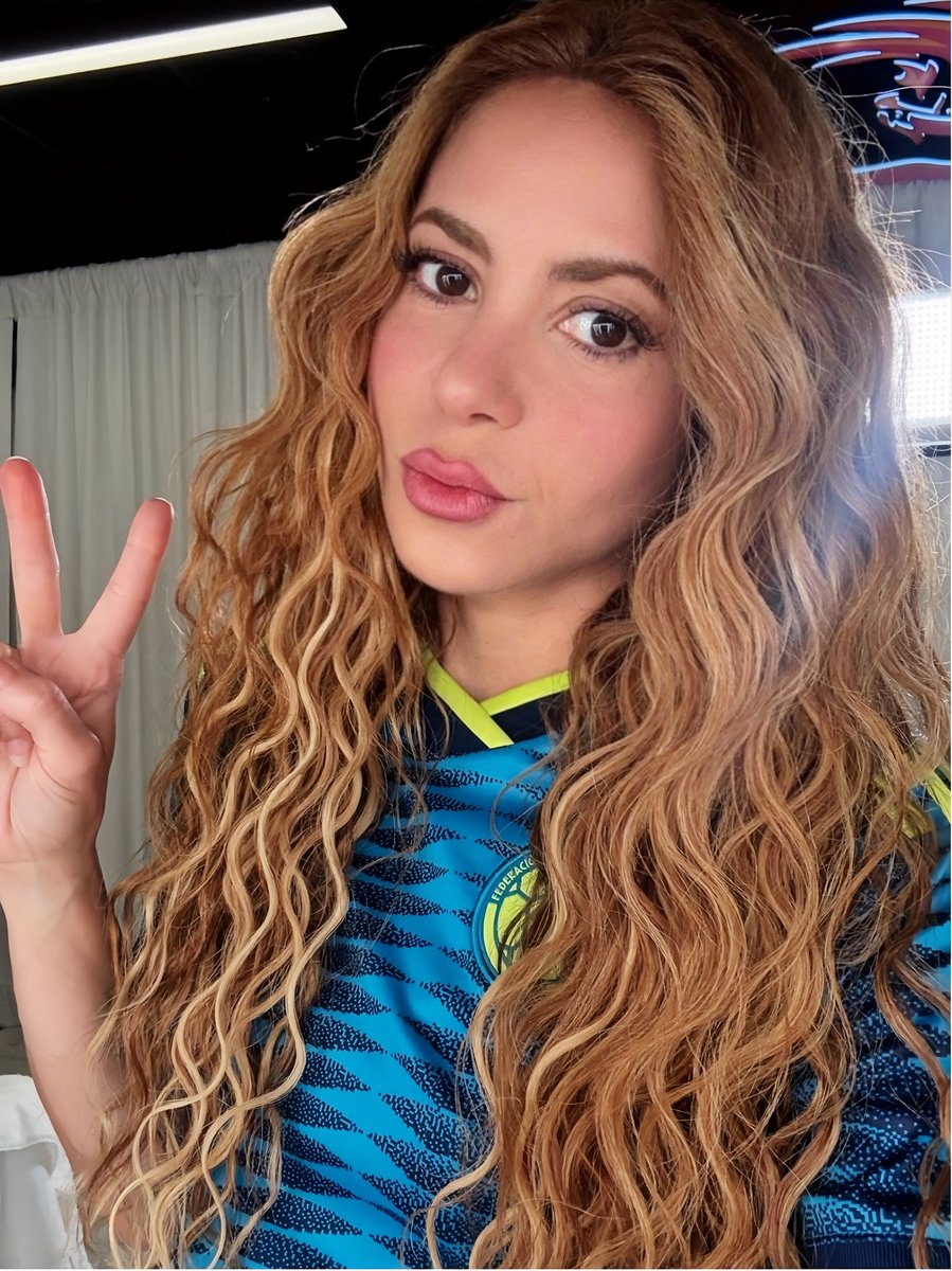 PortalShakira's tweet photo. 🇨🇴🐺 A LOBA TÁ ON NA COPA!
Shakira celebrou a vitória da Colômbia por 3 a 1 sobre o Uzbequistão. 🔥⚽️

Quem aí torceu junto com a loba? 👀🇨🇴

+ https://t.co/0WR8E0n2qW

#Shakira #Colombia #CopaDoMundo #WorldCup2026 https://t.co/q3VCcXYnO1