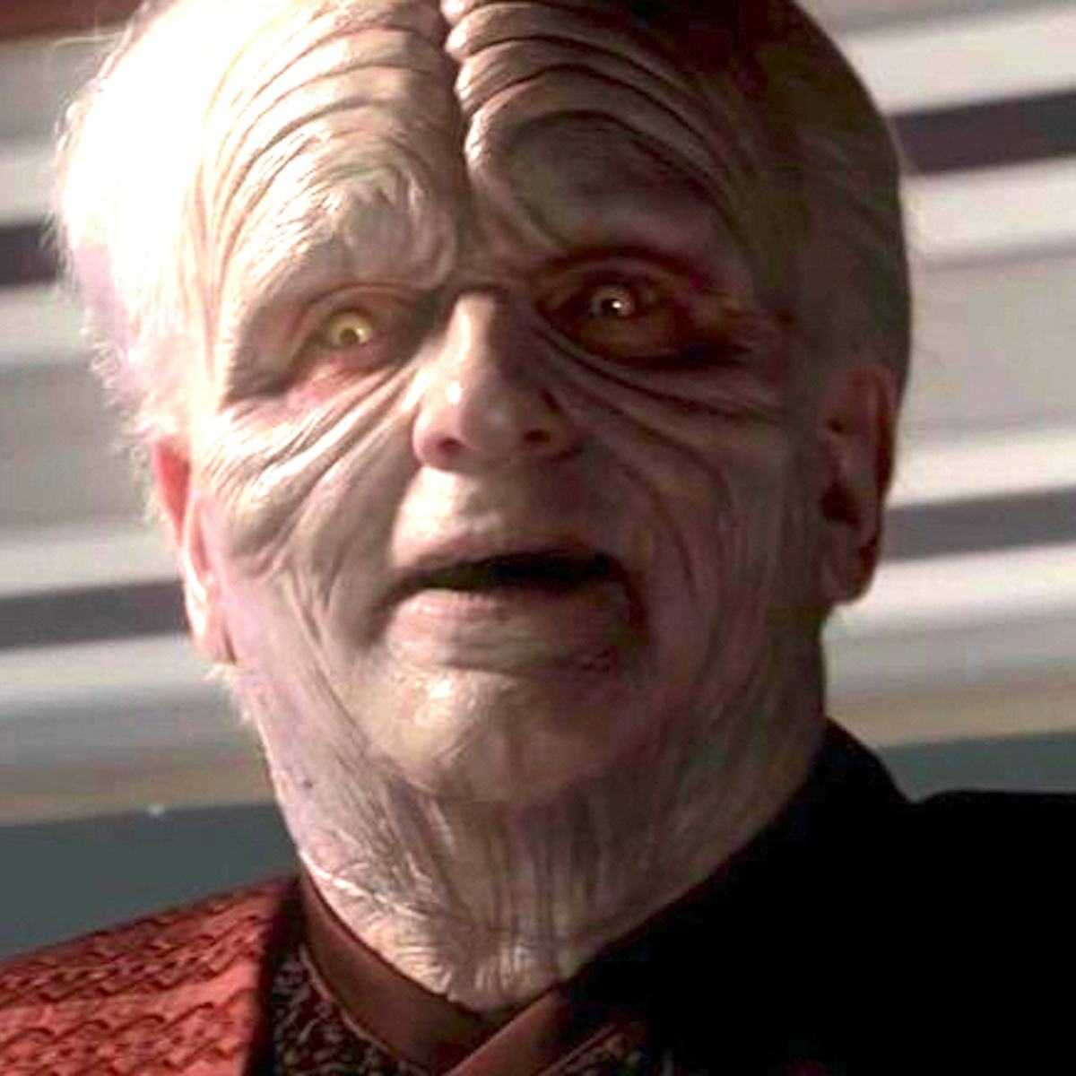 XEUX21's tweet photo. @SrtaGraceGomez No pienso que sea horrible, pero sí me parece curioso que sea considerablemente curioso y creo que también aplica para Palpatine. Sabes que son el mismo, pero no se terminan de parecer. Supongo que lograr el mismo acabado en el maquillaje es complicado y tendrá algo que ver. https://t.co/lxYguIwVZw