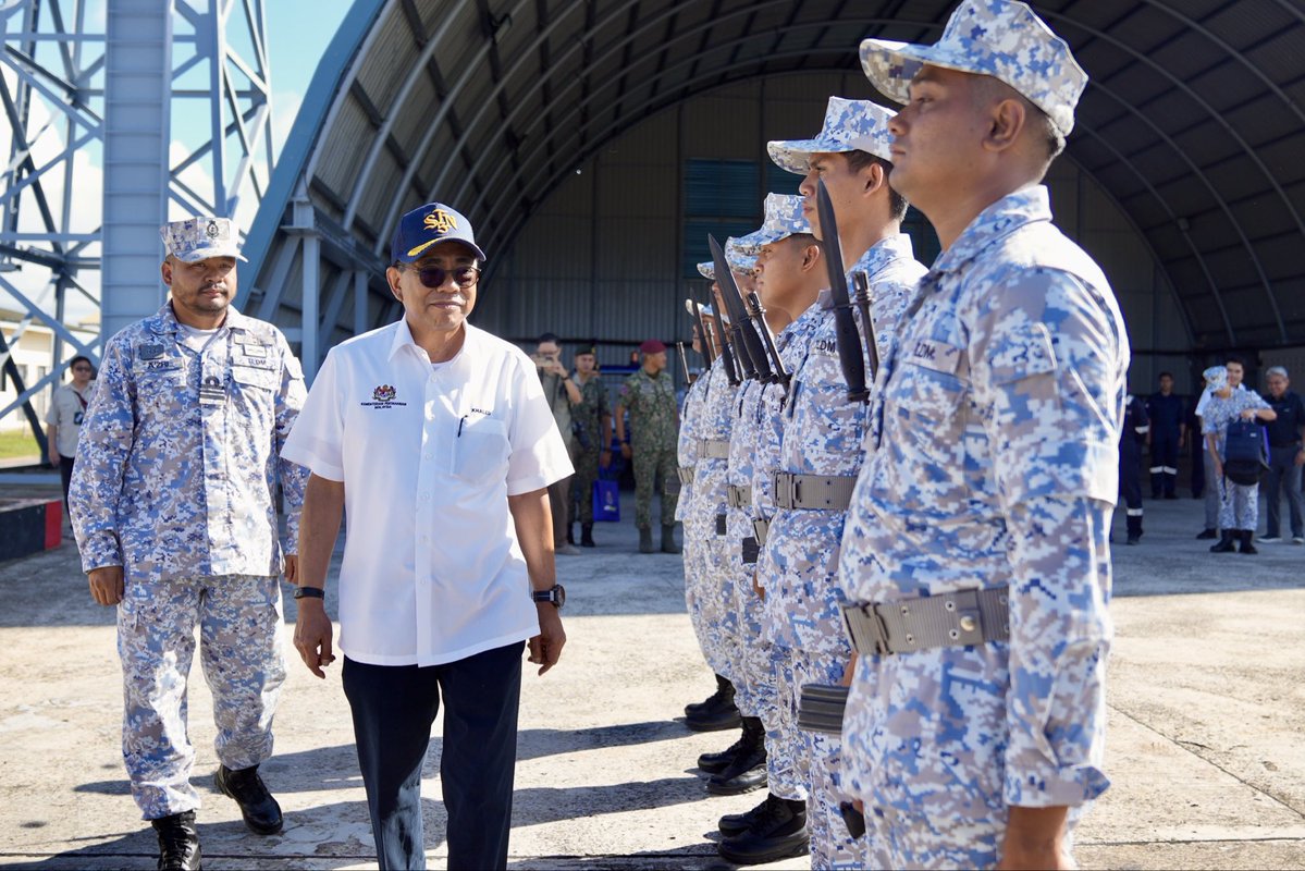Marchfoward's tweet photo. 3 NEGARA NAK AMBIL PULAU LAYANG LAYANG MILIK MALAYSIA

Menteri Pertahanan Malaysia, Datuk Seri Khaled Nordin memaklumkan yang Pulau Layang Layang kini sedang dituntut oleh China, Filipina dan Vietnam 

Untuk tujuan memperkukuhkan penguasaan Malaysia di pulau berkenaan. Stesen LIMA TLDM akan dinaik taraf dengan radar pertahanan udara baru yang akan siap 2029. 

Kerajaan akan naik taraf keperluan asas di pulau berkenaan seperti bekalan air, makanan dan keselesaan tempat tinggal. Stesen LIMA TLDM merupakan pangkalan operasi hadapan Malaysia ditubuhkan pada 1984 bagi memperkukuhkan tuntutan Malaysia di Kepulauan Spratly

Ia terletak 270 km dari Labuan dan 280 km dari Sabah dengan ia menjadi pangkalan logistik dan pemantauan untuk TLDM dan APMM. Pangkalan itu seluas 35 hektar