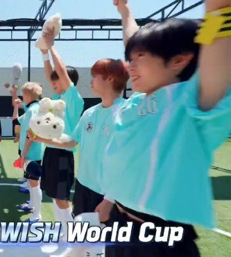 ryoaresocute's tweet photo. is that a yellow armband? Does that mean hes the captain??? 😭 https://t.co/KogHeaKFL8