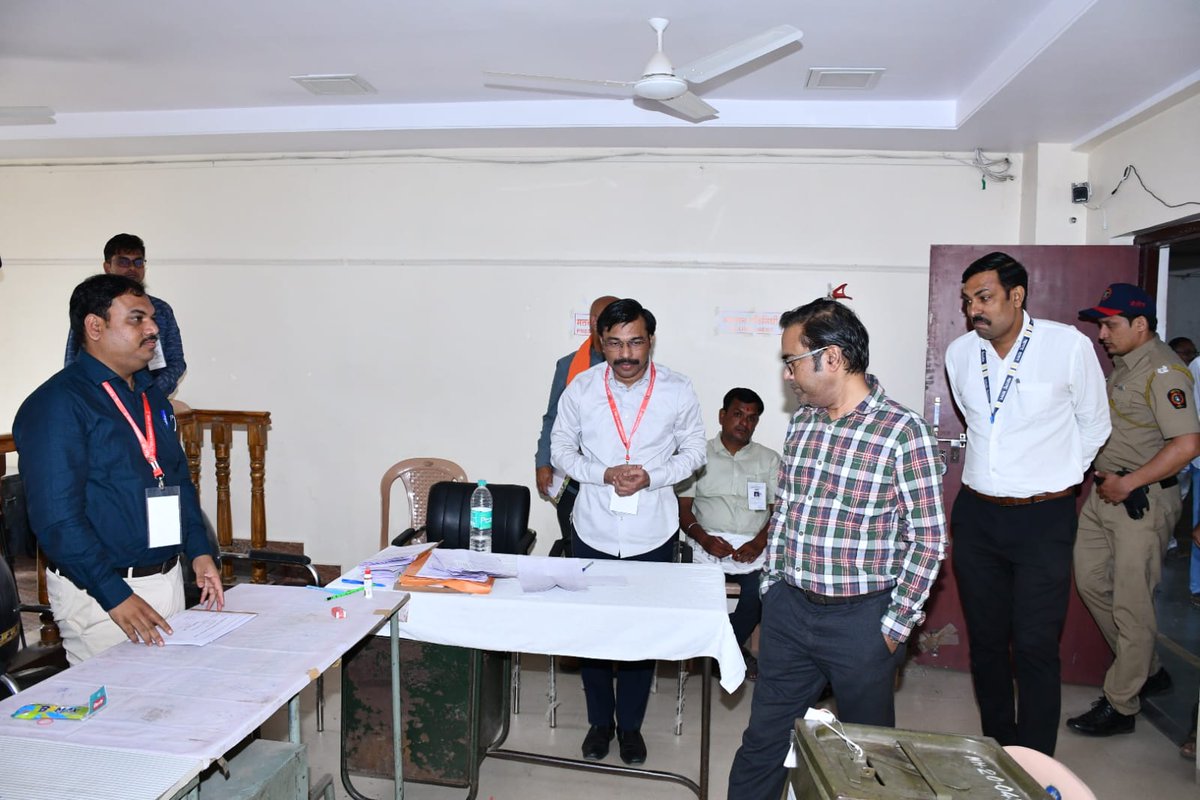 InfoHingoli's tweet photo. #हिंगोली महाराष्ट्र विधान परिषद परभणी हिंगोली स्थानिक प्राधिकारी  मतदारसंघ निवडणूक निरीक्षक रुचेश जयवंशी यांनी हिंगोली जिल्ह्यातील वसमत येथील तहसील कार्यालयातील मतदान केंद्रास भेट दिली. 
@CEO_Maharashtra 
@rahulg_ias 
@InfoParbhani https://t.co/DHQHZu7jGr
