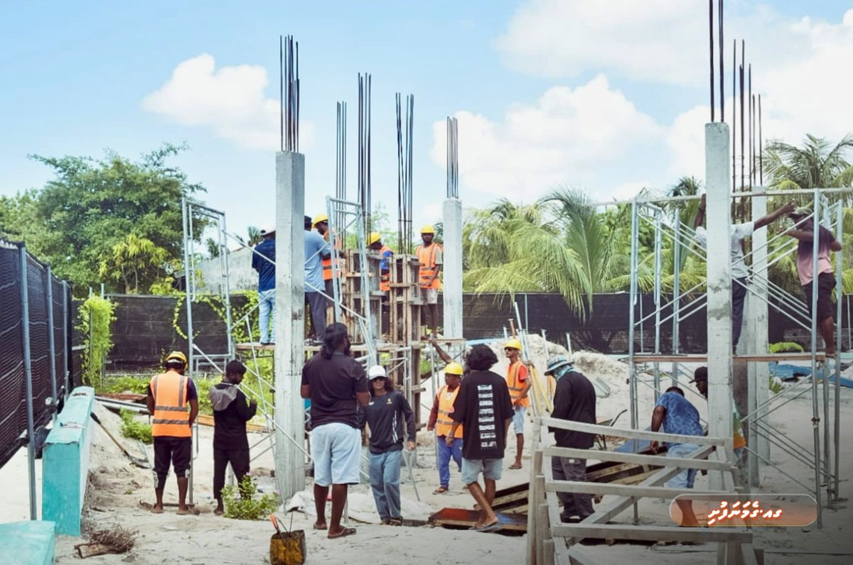 rdcmaldives's tweet photo. ޕަބްލިކް ސެކްޓަރ އިންވެސްޓްމަންޓް ޕްރޮގްރާމްގެ ދަށުން ގއ. ގެމަނަފުށީގައި ބިނާކުރާ މިސްކިތުގެ ވުޟޫ ކުރަން ހާއްސަ ކޮއްފައިވާ ސަރަހައްދުގެ މަސައްކަތްތަކުގެ ތެރެއިން ކޮލަމް ޝަޓަރިންގ މަސައްކަތް ދަނީ ކުރަމުން.

#TeamRDC https://t.co/uiov3vH2mW