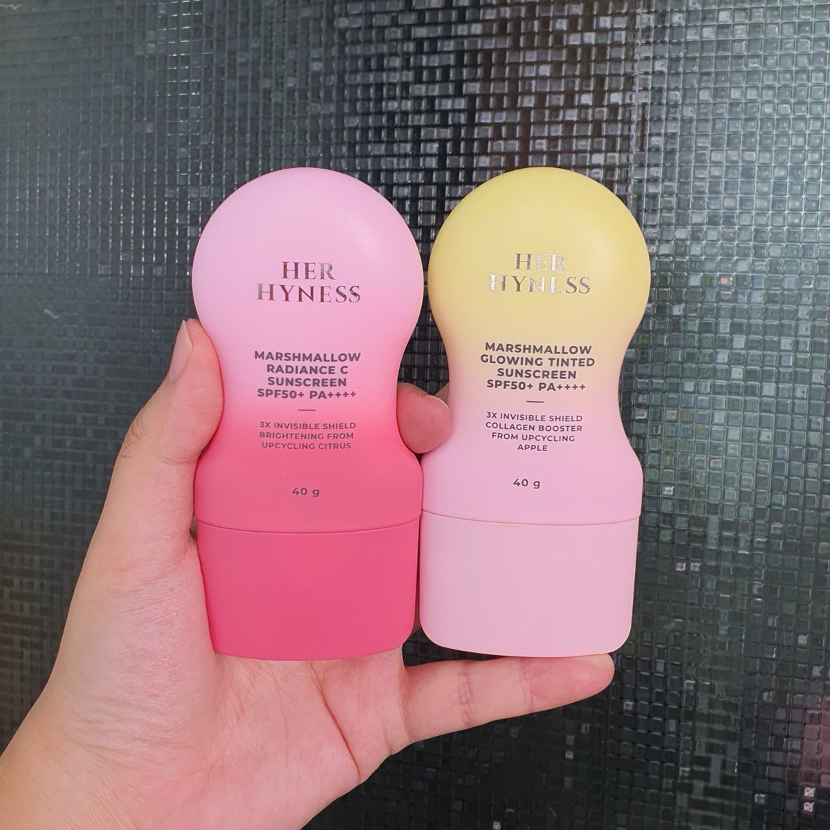 KaofangArea's tweet photo. ซื้อซ้ำวนไป กันแดดกันฝุ่นครบจบต้องยกให้ HER HYNESS
-MARSHMALLOW RADIANCE C
SUNSCREEN SPF50+ PA++++ เนื้อน้ำ บางเบา เกลี่ยง่าย ซึมง่าย บูสต์ผิวไบร์ท 
ฝ้า กระ จุดด่างดำจางลง

-MARSHMALLOW GLOWING TINTED
SUNSCREEN SPF50+ PA++++ เนื้อทินท์ เบลอผิวใส ปรับระดับสีผิวให้สว่างขึ้น 
บูสผิวฟูกระตุ้นคอลลาเจน ทาก่อนแต่งหน้าคือหน้าสวยเลยทุกคน

สต.ฟ่างชอบทั่งคู่ หยิบใช้สลับๆกัน