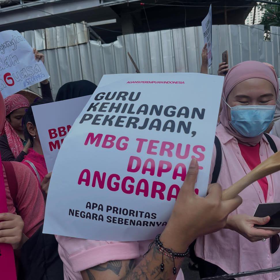 Swanketigaaa's tweet photo. Poster2 tuntutan Aliansi Perempuan Indonesia dalam aksi Tuntut Prabowo Turunkan Harga, ciptakan lapangan kerja, dan hentikan MBG di Jakarta pada Kamis, 18 Juni 2026. https://t.co/wM349dsT35