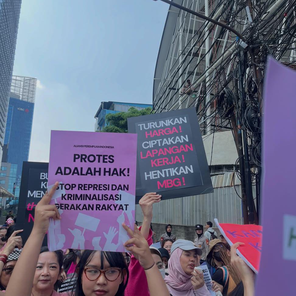 Swanketigaaa's tweet photo. Poster2 tuntutan Aliansi Perempuan Indonesia dalam aksi Tuntut Prabowo Turunkan Harga, ciptakan lapangan kerja, dan hentikan MBG di Jakarta pada Kamis, 18 Juni 2026. https://t.co/wM349dsT35