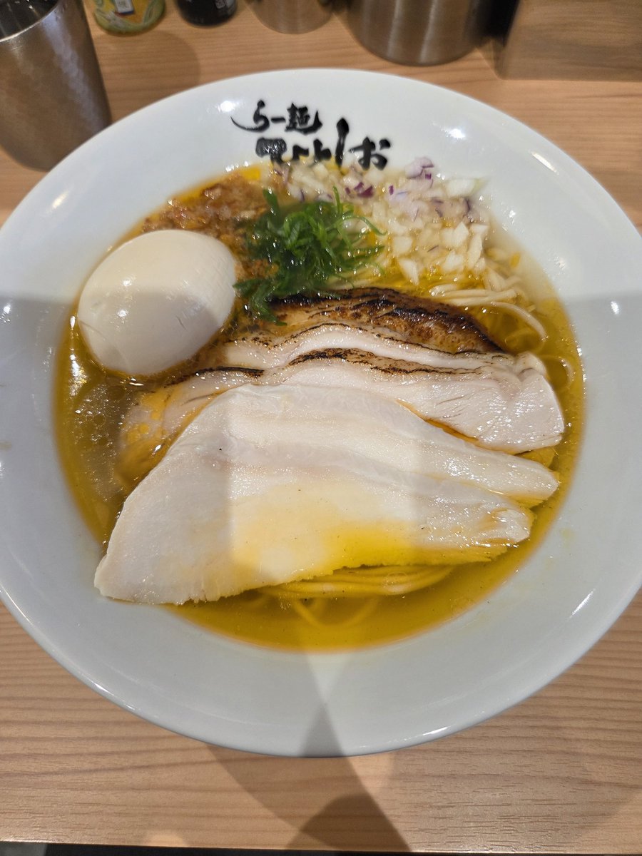 M1ko_ss2's tweet photo. 先日上司たちとラーメン談義をしていたのですが、今日久しぶりに久々にひとしおさんに連れて行ってもらいました🤤
人のお金で食べるラーメン…最高です❤️(笑)

#らー麺ひとしお
#企業公式つぶやき部 https://t.co/ua5Gjzw6zj