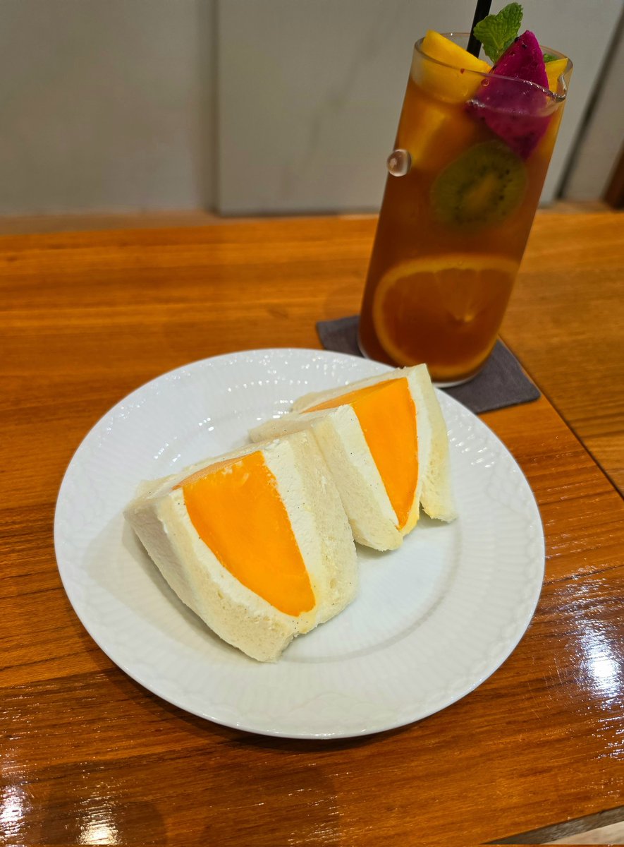 __yuaxxyua's tweet photo. 日本橋高島屋に入っている大好きな紅茶専門店Maison de L。いつもはミルクティーだけど、暑い時期はフレッシュフルーツティー。フルーツがゴロゴロはいっていて、美味しすぎて大好き🥹フルーツサンドも絶品でここに来たら絶対フルーツサンドも食べたくなる。桃の季節が楽しみすぎる…🍑🍑 https://t.co/U0sIiVLJT5