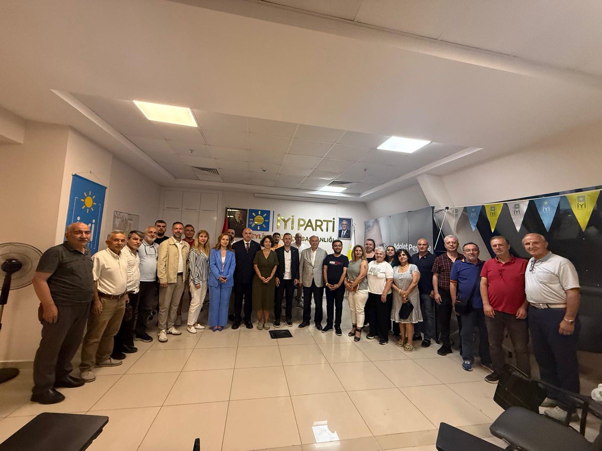 iyibeylikduzu34's tweet photo. 📍 Uyuşturucuyla Mücadelede Birlikte Güçlüyüz

İYİ Parti Beylikdüzü İlçe Başkanlığı olarak düzenlediğimiz Uyuşturucuyla Mücadele Semineri, Psikolog Öğr. Görevlisi Sayın Dr. Semih Tezelli'nin değerli sunumuyla yoğun katılımla gerçekleştirildi.

Beylikdüzülü komşularımızın, il yöneticilerimizin, çevre ilçe başkanlarımızın ve İl Başkan Yardımcımız, Sosyal Politikalar Başkanımız Sayın Yakup Çebi'nin katılımlarıyla gerçekleşen programda; bağımlılığın bireye, aileye ve topluma verdiği zararları, korunma yöntemlerini ve çözüm yollarını kapsamlı şekilde değerlendirdik.

İlçe Başkanımız Sayın Mehmet ABDİOĞLU, İl Başkan Yardımcımız Sayın Yakup Çebi ve İlçe Sosyal Politikalar Başkanımız Sayın Figen Badur'un yaptığı konuşmalarda; gençlerimizi, aile yapımızı ve geleceğimizi korumanın ortak sorumluluğumuz olduğu vurgulandı.

Uyuşturucuya karşı mücadele yalnızca güvenlik meselesi değil; eğitim, bilinçlendirme ve toplumsal dayanışma meselesidir. Geleceğimiz olan gençlerimizin yanında olmaya, ailelerimizi bilinçlendirmeye ve toplumumuzu bu tehdide karşı güçlendirmeye kararlılıkla devam edeceğiz.

Başta kıymetli hocamız Sayın Dr. Semih Tezelli olmak üzere, programımıza katılım sağlayarak destek veren İl Başkan Yardımcımız ve Sosyal Politikalar Başkanımız Sayın Yakup Çebi'ye, il yöneticilerimize, çevre ilçe başkanlarımıza ve tüm Beylikdüzülü komşularımıza teşekkür ediyoruz.

Birlikte bilinçlenecek, birlikte mücadele edecek ve geleceğimizi hep birlikte koruyacağız.

#İYİParti #Beylikdüzü #UyuşturucuylaMücadele #GüçlüAileGüçlüToplum #GençlerGeleceğimizdir #SosyalPolitikalar #İYİlikİçinÇalışıyoruz
@iyiparti
@MDervisogluTR @Ozturkdenizli
@ipekozkal @KevserOfluoglu @iyiparti_34 @Yucel_Coskun @mesutdursunn @ycebi @mehmet_abdioglu