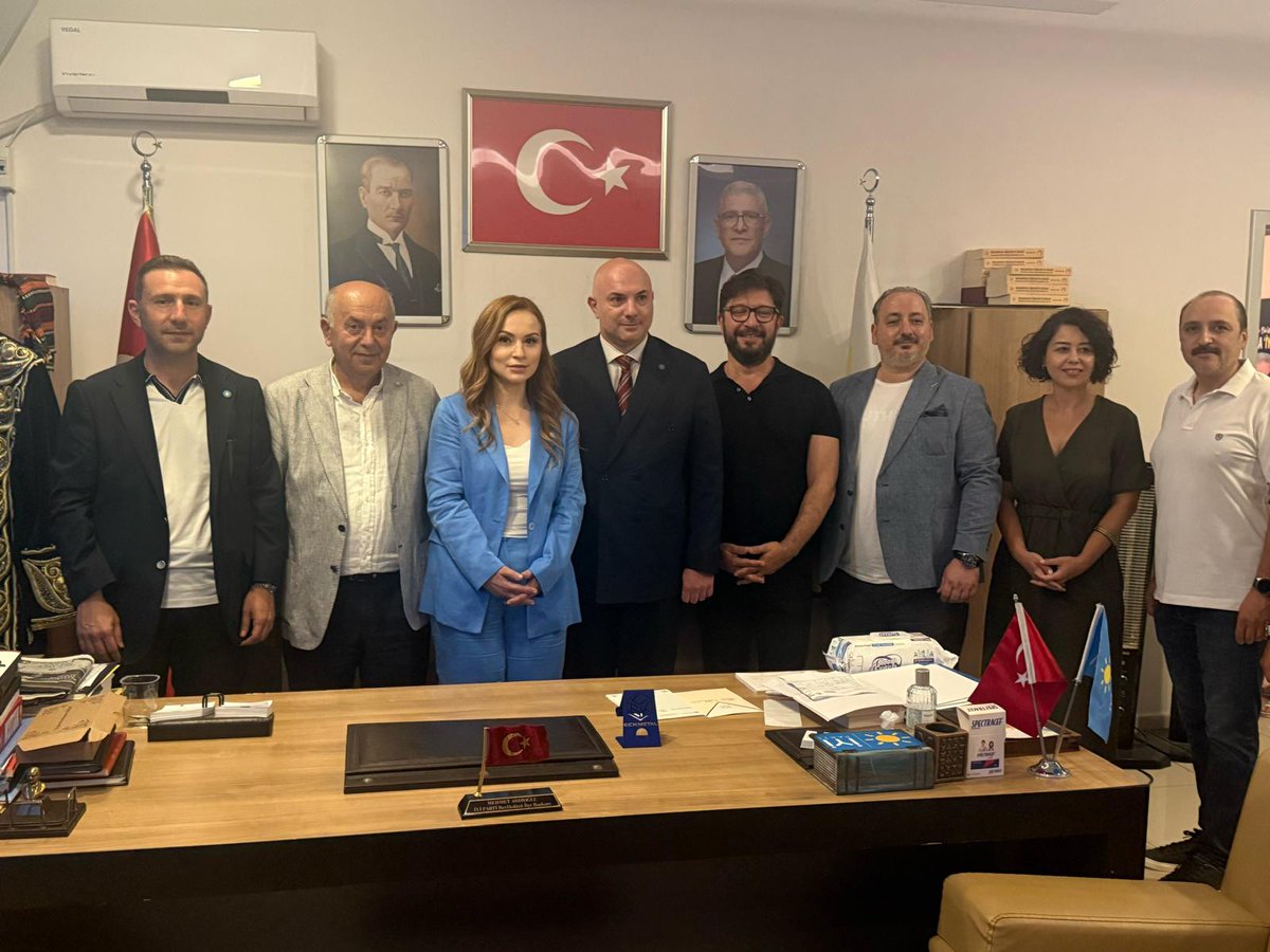 iyibeylikduzu34's tweet photo. 📍 Uyuşturucuyla Mücadelede Birlikte Güçlüyüz

İYİ Parti Beylikdüzü İlçe Başkanlığı olarak düzenlediğimiz Uyuşturucuyla Mücadele Semineri, Psikolog Öğr. Görevlisi Sayın Dr. Semih Tezelli'nin değerli sunumuyla yoğun katılımla gerçekleştirildi.

Beylikdüzülü komşularımızın, il yöneticilerimizin, çevre ilçe başkanlarımızın ve İl Başkan Yardımcımız, Sosyal Politikalar Başkanımız Sayın Yakup Çebi'nin katılımlarıyla gerçekleşen programda; bağımlılığın bireye, aileye ve topluma verdiği zararları, korunma yöntemlerini ve çözüm yollarını kapsamlı şekilde değerlendirdik.

İlçe Başkanımız Sayın Mehmet ABDİOĞLU, İl Başkan Yardımcımız Sayın Yakup Çebi ve İlçe Sosyal Politikalar Başkanımız Sayın Figen Badur'un yaptığı konuşmalarda; gençlerimizi, aile yapımızı ve geleceğimizi korumanın ortak sorumluluğumuz olduğu vurgulandı.

Uyuşturucuya karşı mücadele yalnızca güvenlik meselesi değil; eğitim, bilinçlendirme ve toplumsal dayanışma meselesidir. Geleceğimiz olan gençlerimizin yanında olmaya, ailelerimizi bilinçlendirmeye ve toplumumuzu bu tehdide karşı güçlendirmeye kararlılıkla devam edeceğiz.

Başta kıymetli hocamız Sayın Dr. Semih Tezelli olmak üzere, programımıza katılım sağlayarak destek veren İl Başkan Yardımcımız ve Sosyal Politikalar Başkanımız Sayın Yakup Çebi'ye, il yöneticilerimize, çevre ilçe başkanlarımıza ve tüm Beylikdüzülü komşularımıza teşekkür ediyoruz.

Birlikte bilinçlenecek, birlikte mücadele edecek ve geleceğimizi hep birlikte koruyacağız.

#İYİParti #Beylikdüzü #UyuşturucuylaMücadele #GüçlüAileGüçlüToplum #GençlerGeleceğimizdir #SosyalPolitikalar #İYİlikİçinÇalışıyoruz
@iyiparti
@MDervisogluTR @Ozturkdenizli
@ipekozkal @KevserOfluoglu @iyiparti_34 @Yucel_Coskun @mesutdursunn @ycebi @mehmet_abdioglu