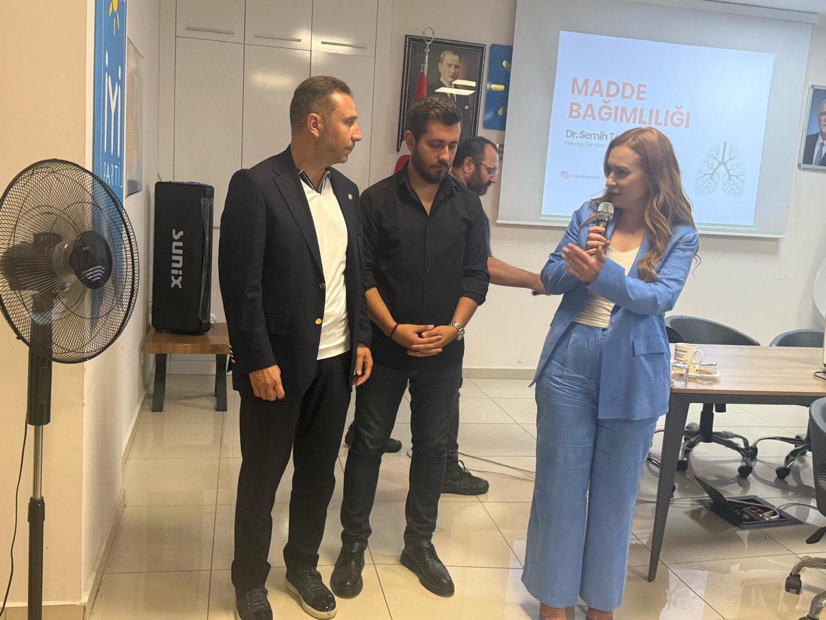 iyibeylikduzu34's tweet photo. 📍 Uyuşturucuyla Mücadelede Birlikte Güçlüyüz

İYİ Parti Beylikdüzü İlçe Başkanlığı olarak düzenlediğimiz Uyuşturucuyla Mücadele Semineri, Psikolog Öğr. Görevlisi Sayın Dr. Semih Tezelli'nin değerli sunumuyla yoğun katılımla gerçekleştirildi.

Beylikdüzülü komşularımızın, il yöneticilerimizin, çevre ilçe başkanlarımızın ve İl Başkan Yardımcımız, Sosyal Politikalar Başkanımız Sayın Yakup Çebi'nin katılımlarıyla gerçekleşen programda; bağımlılığın bireye, aileye ve topluma verdiği zararları, korunma yöntemlerini ve çözüm yollarını kapsamlı şekilde değerlendirdik.

İlçe Başkanımız Sayın Mehmet ABDİOĞLU, İl Başkan Yardımcımız Sayın Yakup Çebi ve İlçe Sosyal Politikalar Başkanımız Sayın Figen Badur'un yaptığı konuşmalarda; gençlerimizi, aile yapımızı ve geleceğimizi korumanın ortak sorumluluğumuz olduğu vurgulandı.

Uyuşturucuya karşı mücadele yalnızca güvenlik meselesi değil; eğitim, bilinçlendirme ve toplumsal dayanışma meselesidir. Geleceğimiz olan gençlerimizin yanında olmaya, ailelerimizi bilinçlendirmeye ve toplumumuzu bu tehdide karşı güçlendirmeye kararlılıkla devam edeceğiz.

Başta kıymetli hocamız Sayın Dr. Semih Tezelli olmak üzere, programımıza katılım sağlayarak destek veren İl Başkan Yardımcımız ve Sosyal Politikalar Başkanımız Sayın Yakup Çebi'ye, il yöneticilerimize, çevre ilçe başkanlarımıza ve tüm Beylikdüzülü komşularımıza teşekkür ediyoruz.

Birlikte bilinçlenecek, birlikte mücadele edecek ve geleceğimizi hep birlikte koruyacağız.

#İYİParti #Beylikdüzü #UyuşturucuylaMücadele #GüçlüAileGüçlüToplum #GençlerGeleceğimizdir #SosyalPolitikalar #İYİlikİçinÇalışıyoruz
@iyiparti
@MDervisogluTR @Ozturkdenizli
@ipekozkal @KevserOfluoglu @iyiparti_34 @Yucel_Coskun @mesutdursunn @ycebi @mehmet_abdioglu