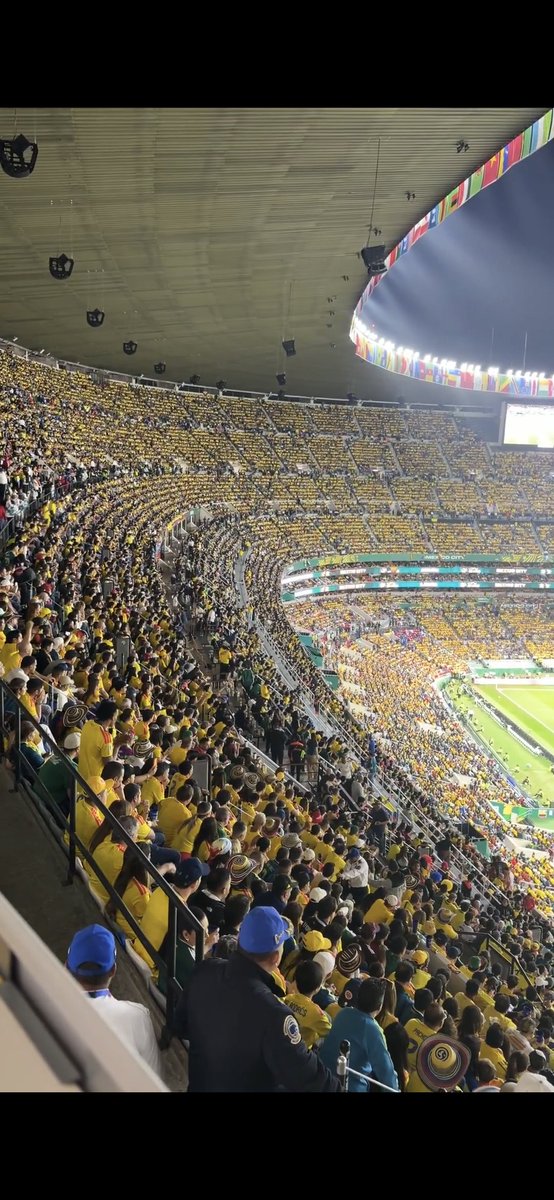 MXESTADIOS's tweet photo. 80,824 Aficionados llenaron el Azteca.
Cifra oficial de FIFA.
¿Será está la más grande concentración de colombianos en un estadio en la historia?
En su país no hay estadios de este tamaño. 

Algún colombiano que pueda ayudar al dato? https://t.co/2H0vt3g47z
