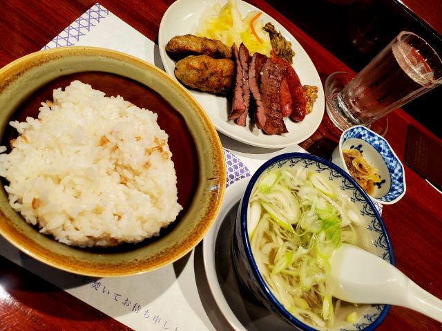 sn4738's tweet photo. 松島から仙台へ戻って、お昼ご飯
たんや 善治郎 へ

Aランチ 牛たん定食に日本酒 一ノ蔵 特別純米 超辛口
麦めしお替わりしたわよ
んー、ウマウマ
テールスープがウマかった
満足満足
ごちそうさまでした https://t.co/8gRFWMIMIr