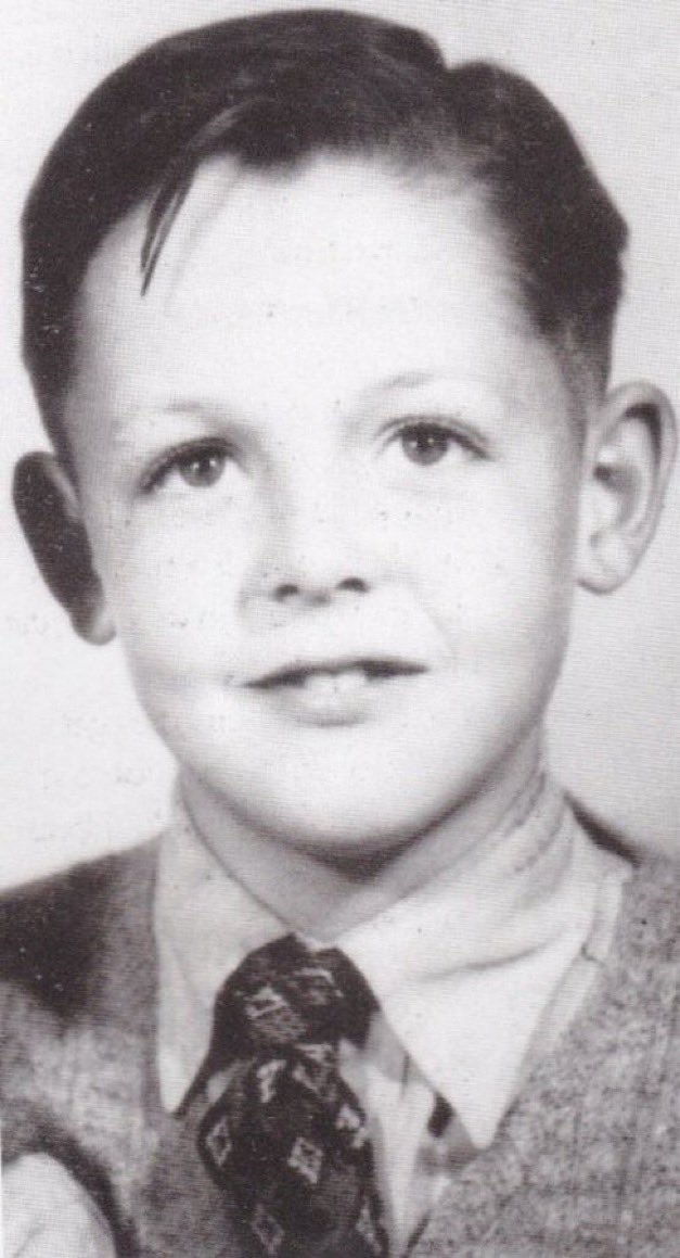 yesterdaypills's tweet photo. 🎂 18 giugno 1942: nasce Paul McCartney

Oggi festeggiamo l’ottantaquattresimo compleanno di Sir Paul McCartney, nato il 18 giugno 1942 presso il Walton Hospital di Liverpool, lo stesso ospedale in cui sua madre Mary Mohin McCartney aveva lavorato come infermiera nel reparto maternità. 
Fu registrato all’anagrafe con il nome di James Paul McCartney: “James” in onore del padre e di altri familiari della famiglia McCartney, mentre “Paul” divenne il nome con cui sarebbe stato conosciuto in tutto il mondo.

Paul ha sviluppato fin da bambino una profonda passione per la musica grazie all’influenza del padre Jim, musicista dilettante e appassionato di jazz. Dopo aver imparato a suonare pianoforte, tromba e chitarra, nel 1957 ha incontrato un giovane John Lennon durante una festa parrocchiale a Woolton. Quell’incontro ha cambiato per sempre la storia della musica: pochi mesi dopo Paul entrò nei Quarry Men, il gruppo di Lennon che si sarebbe trasformato nei Beatles.

Con i Beatles, McCartney ha scritto alcune delle canzoni più amate e celebrate di tutti i tempi, da Yesterday a Hey Jude, da Let It Be a Penny Lane, formando con Lennon una delle partnership compositive più straordinarie della storia. 

Dopo lo scioglimento dei Beatles nel 1970, McCartney ha saputo reinventarsi con i Wings e attraverso una lunghissima carriera solista, mantenendo intatta la sua creatività e il suo entusiasmo. A oltre sessant’anni dall’inizio della sua avventura musicale, continua a pubblicare nuova musica e a salire sui palcoscenici di tutto il mondo, confermandosi la più grande leggenda del rock.

Buon compleanno, Sir Paul. Grazie per le canzoni e i ricordi che continui a regalarci.

#HappyBirthdayPaulMcCartney #Beatles #YesterdayPills #PaulMcCartney