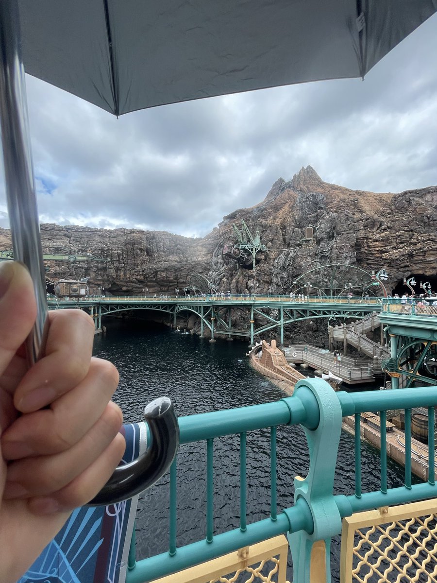 Mutsurip's tweet photo. 雨上がったら急に暑くなり、日差しも☀️
日傘おじさんぶらぶらしてますwww https://t.co/ewJxdybOvF