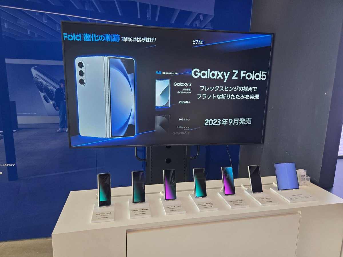 MERUEARTH's tweet photo. 歴代のFold！
初代めっちゃ分厚い！
#ZFold進化の軌跡
#折りたたみスマホならGalaxy
#GalaxyZFold7
#GalaxyHarajuku https://t.co/Ev6jxNdP2s