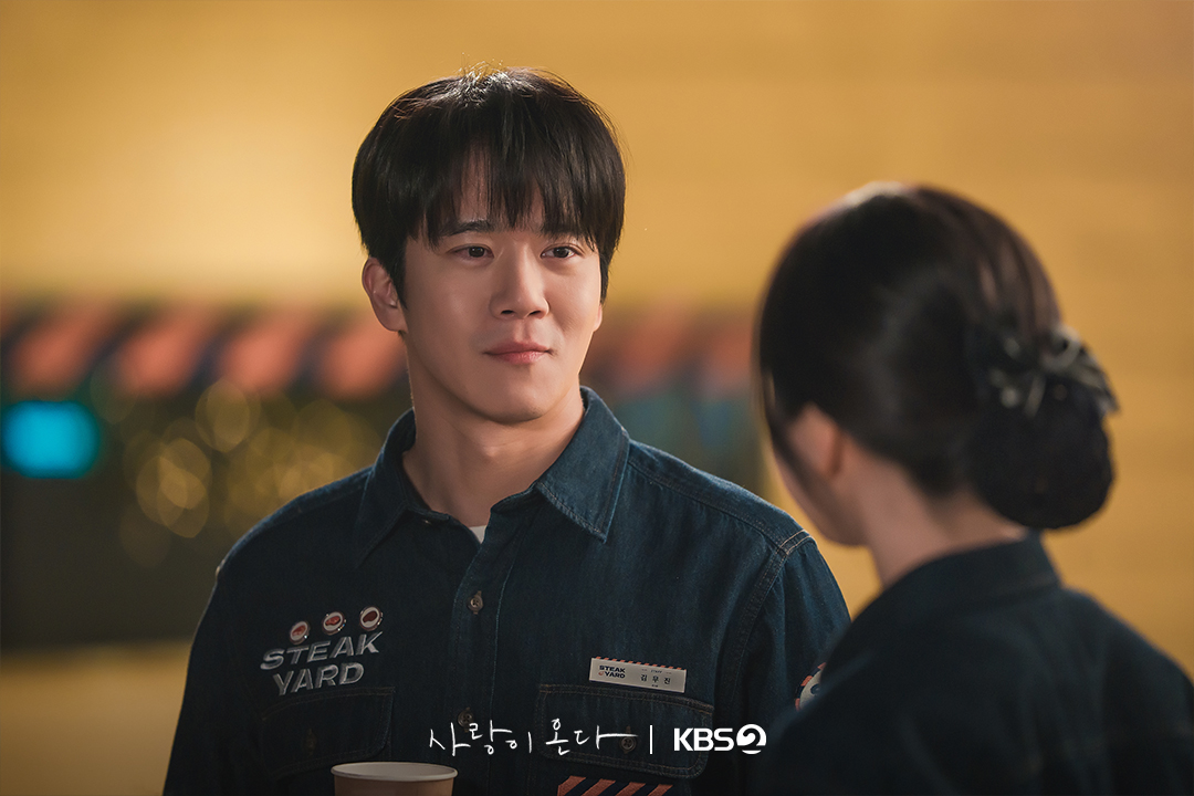 KBS_drama's tweet photo. [#사랑이온다] [📸]

8년 만에 다시 마주한 첫사랑💛
이별의 상처를 품고 돌아온 김무진

🍽️ 깨진 가족의 파편을 모아 세상에서 가장 따뜻한 인생 한 상을 차려내는 두 남녀의 패밀리 레시피 드라마

KBS 2TV 새 주말드라마 [사랑이 온다]
7월 첫 방송

#KBS #KBS2 #KBSDRAMA #KDRAMA #사랑이온다 #LoveontheMenu #하석진
