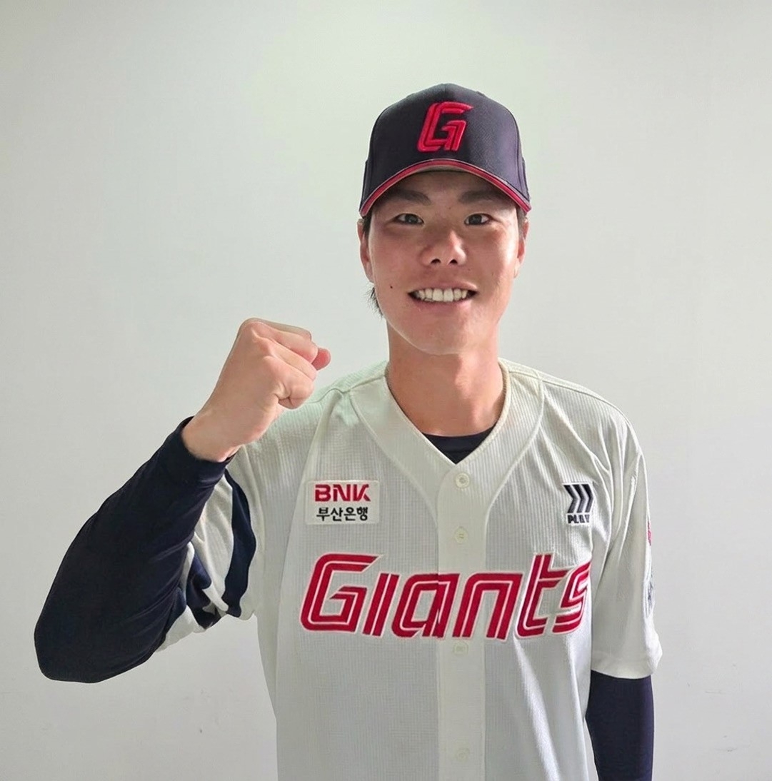 yonhaptweet's tweet photo. 프로야구 롯데, 새 아시아쿼터 우완 투수 이이무라 영입
https://t.co/by32ZP3kgy https://t.co/JaWcGUQ08c
