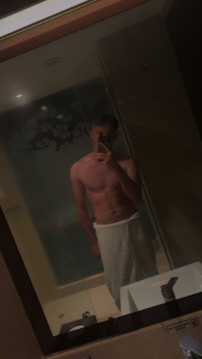 Wolvemean's tweet photo. Hotel mirror lightening https://t.co/cEWJBfpFoJ