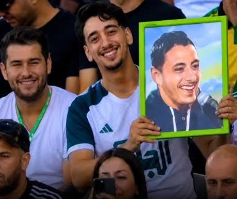 Ashokkumarraj95's tweet photo. 😄🌍 Nabil Sebti, the man behind one of the internet’s most iconic laughing memes, was spotted at a FIFA World Cup match with his famous meme poster! When the camera found him, he burst into that legendary laugh again.😂🔥

#NabilSebti #ViralMeme #FIFAWorldCup #Football #Trending https://t.co/Yj49AdmuSa