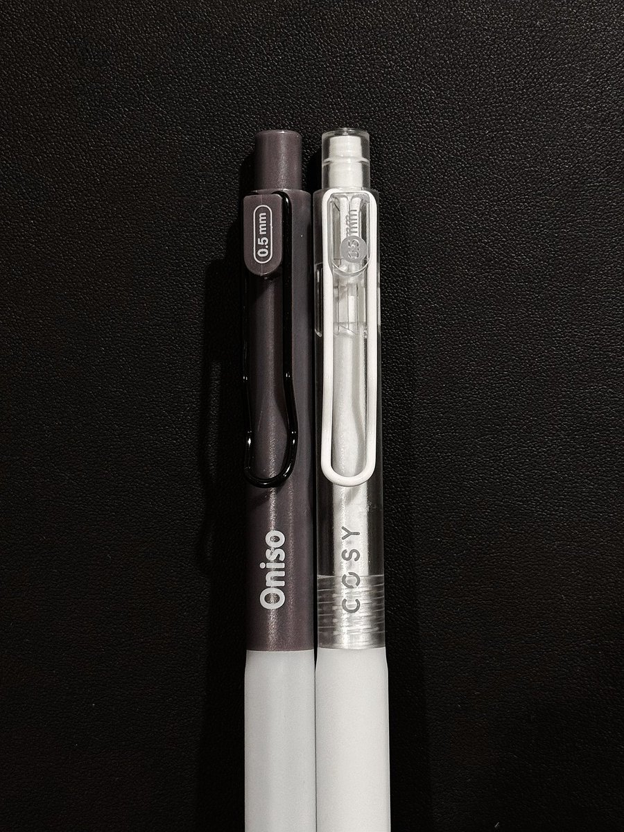 withprymn's tweet photo. มาลองให้แล้ว ปากกา oniso หมึกเจล เขียนดีลื่นและดีจริง grip จับถนัดมือ หมึกไม่ขาด เขียนสนุก ขนาดหัวปากกา 0.5mm กำลังดี เซ็นชื่อลื่นมาก ติดกระเป๋าไว้ได้เลย ถ้าให้เทียบกับ pentel energel ชอบ oniso มากกว่าเยอะเลย https://t.co/VTFFw0RQES