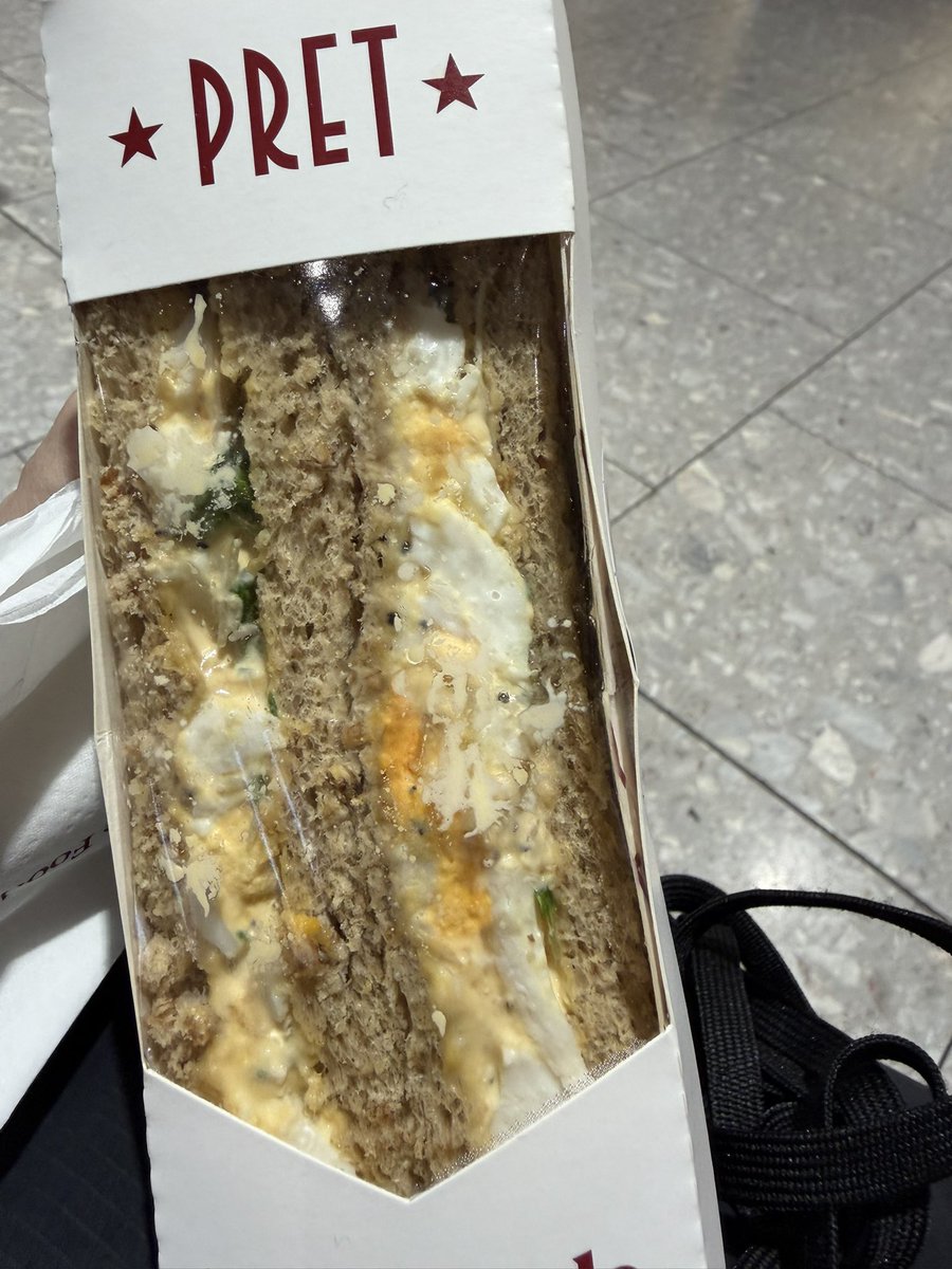 chie_m32's tweet photo. プレタ持って帰って食べようかと思ったけど、卵だし今食べた方がいいかな。メインのとこはババ込みだけどちょっと先に空いてる方があった https://t.co/KNZs6RJM3Q