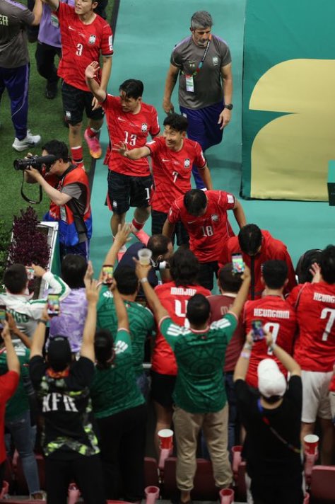 khaleidalassi's tweet photo. 🔴معلومة على الهامش
طائرة مسيرة تراقب تدريبات منتخب #كوريا_الجنوبية قبل مواجهة #المكسيك لحساب الجولة الثانية من منافسات المجموعة الأولى في #كاس_العالم_٢٠٢٦ 
#يوميات_كأس_العالم2026 https://t.co/ZnBgMbRST2