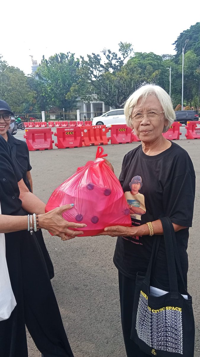 lesdeaux's tweet photo. twitter do your magic!
mamaku jual nasi katsu+sambel &amp; nasi bakar di daerah jaksel, belakangan ini lg sepi pembeli sedangkan masih ada tunggakan kontrakan yg harus dibayar

mama single parent dan sudah lama banting tulang sendirian, cari kerja susah sekali krn keterbatasan umur https://t.co/tW0VhXd5ou