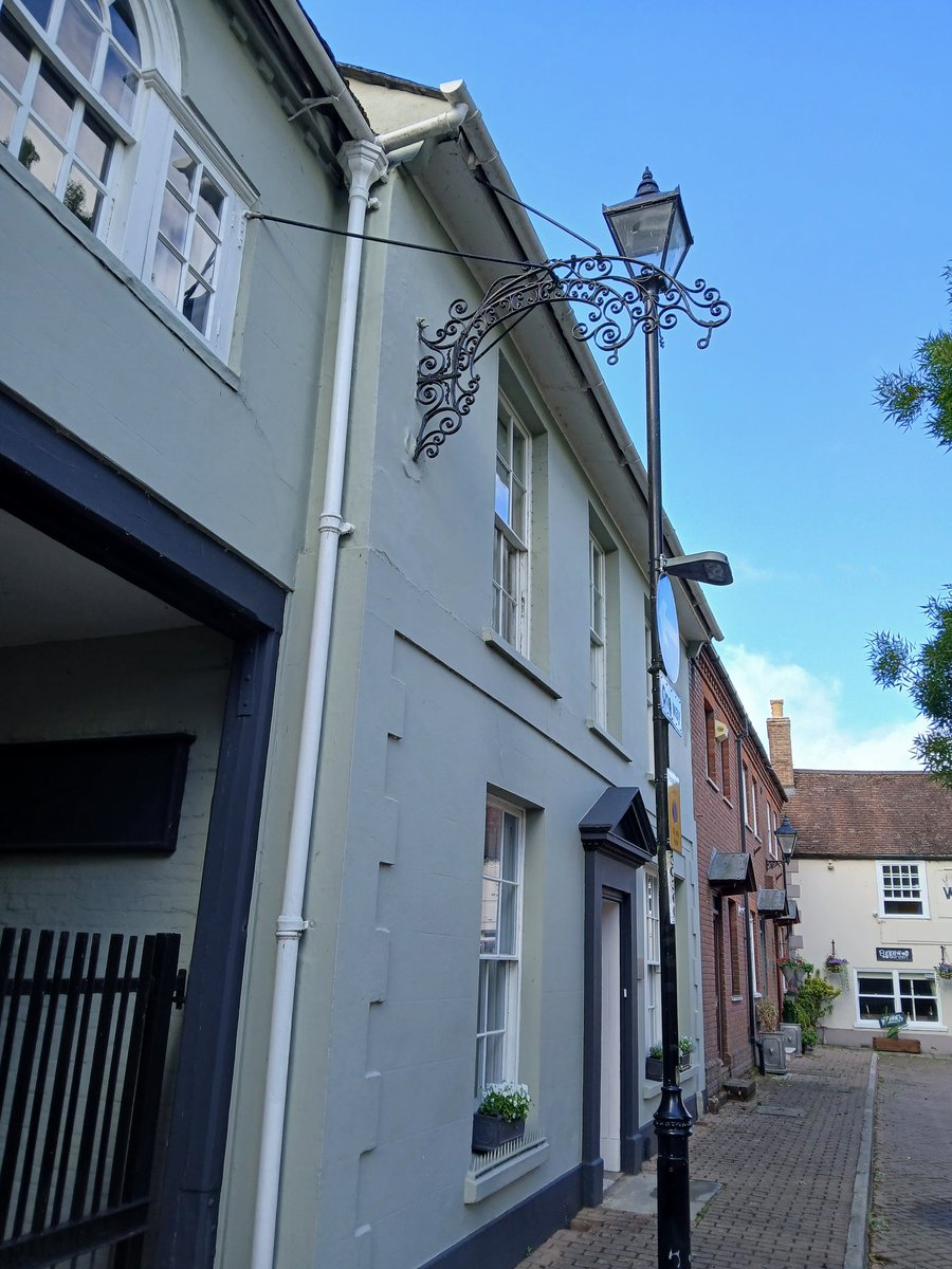 WelcometoDorset's tweet photo. #PubSignThursday Well the sign of the George hung here until it closed in the 1970s. There had been a pub on this site since the 1500s. #Wimborne #LostPubs #Dorset https://t.co/SHMsmPHTrx