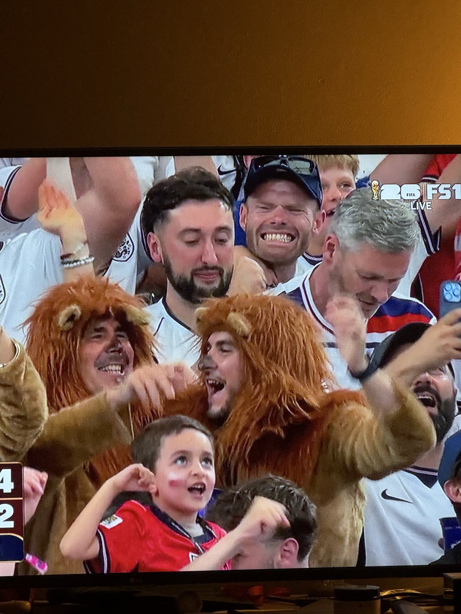JBoney25's tweet photo. The man in this photo has a particular English face #itscominghome https://t.co/e65mERjQl4