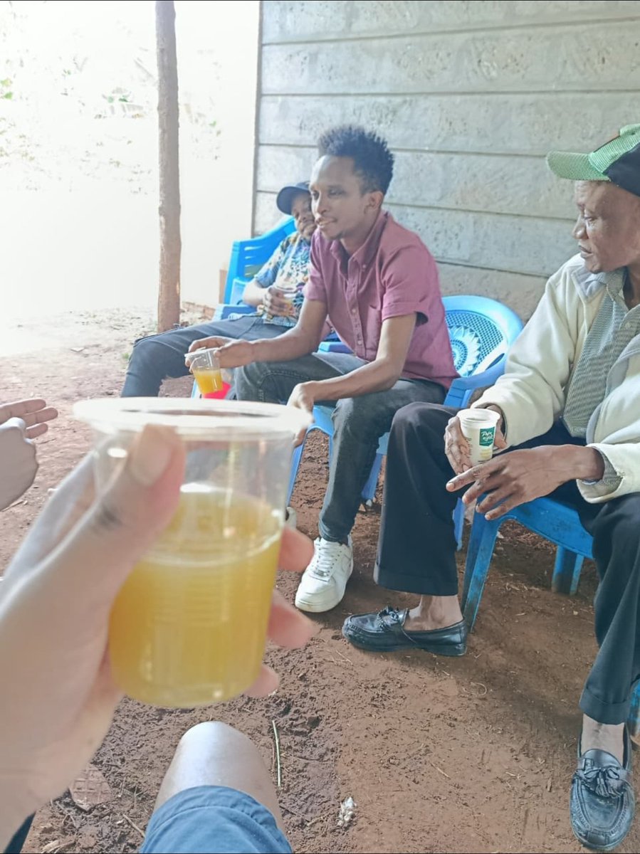 _fwambui's tweet photo. "Niongezee muratina ingine, mimi siwezi wacha pombe na tuko na pesa" https://t.co/6h8Sg3cOzP
