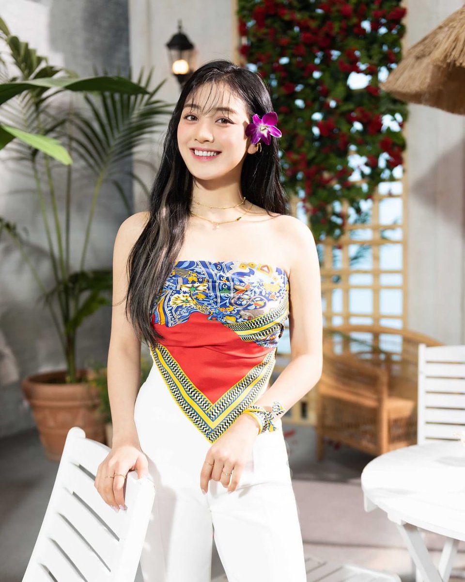 cactusjihyo's tweet photo. bandana tops are really made for her https://t.co/hrvyMYzhd7