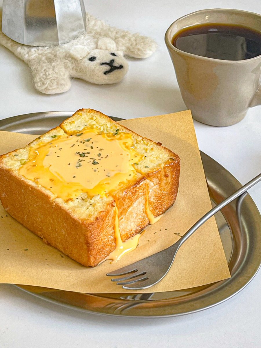 Larden_ip's tweet photo. Just whipped up garlic butter toast with melted cheddar and a sprinkle of parsley on a lazy Sunday! 10 mins, zero fancy skills, total food win , https://t.co/oBGYnackFF
