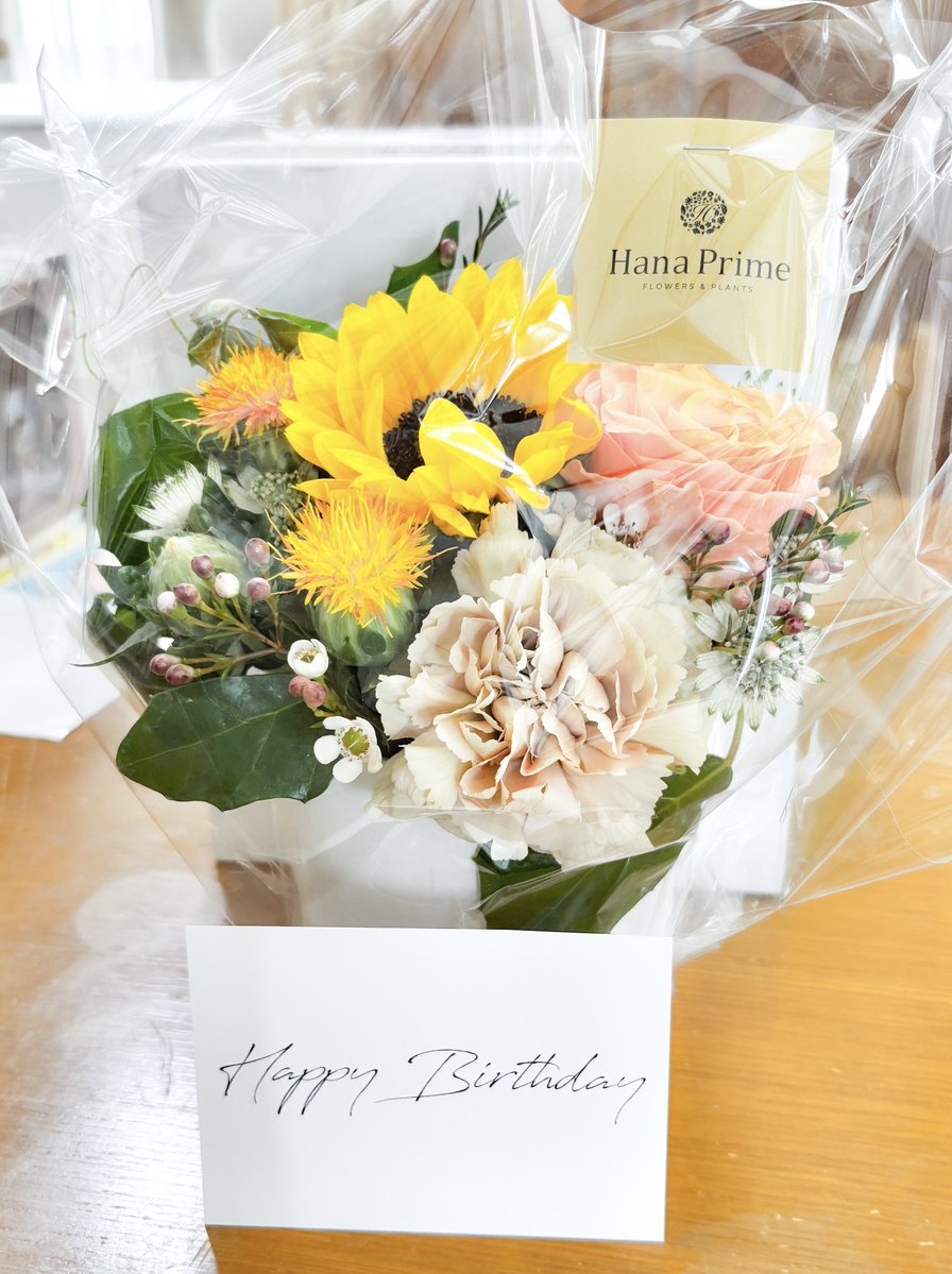Kicca_TY618's tweet photo. お花ギフトが届いて、だ…誰から？？と思ったら、海外赴任中の家族からの誕生日のお祝いその2で、え、もうもらったけど…ととても動揺している私

植物すぐ枯らす奴(水のやりすぎ)なので、枯らさないよう気をつけたいと思います！ https://t.co/VMgiXEygH1