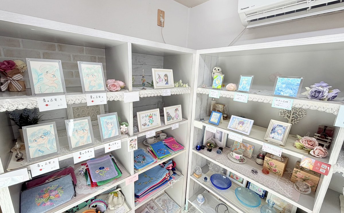 kamakuramona's tweet photo. 皆様こんにちは🌸
鎌倉MONAでは、本日も展示会「水色の季節展Ⅲ」を開催中です✨

通販は以下の公式サイトにて対応しています。
どうぞよろしくお願いいたします💐
↓ 
https://t.co/P2gCbH8s8o https://t.co/CPT7CmWylF