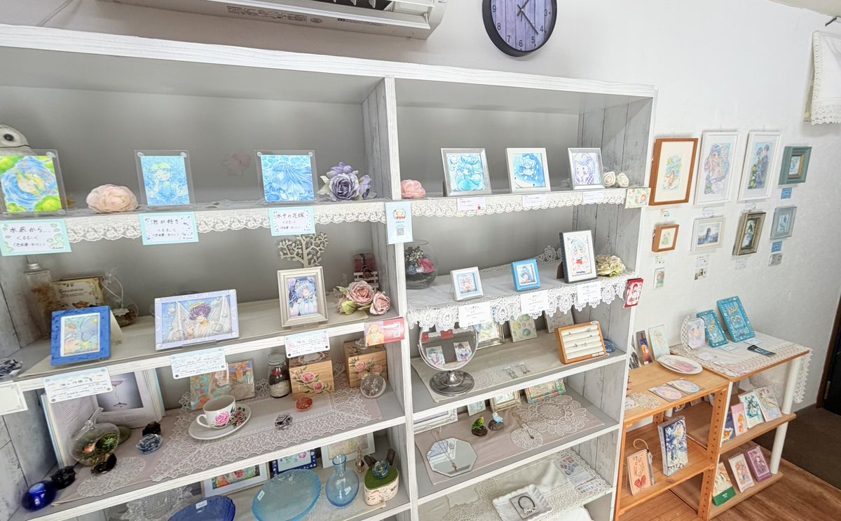 kamakuramona's tweet photo. 皆様こんにちは🌸
鎌倉MONAでは、本日も展示会「水色の季節展Ⅲ」を開催中です✨

通販は以下の公式サイトにて対応しています。
どうぞよろしくお願いいたします💐
↓ 
https://t.co/P2gCbH8s8o https://t.co/CPT7CmWylF
