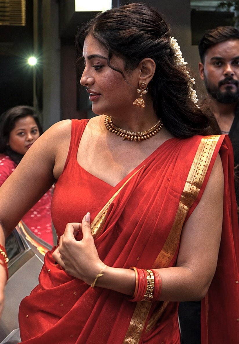 StoriesbyAshika's tweet photo. ఫంక్షన్‌కి వెళ్లాను, అక్కడ అందరి చూపులు నా హుక్స్ మీదే ఉన్నాయి. అబ్బా, అందరికీ నా పూవు, హుక్స్ కావాలి. అందులో ఒక్కడు నడుము పట్టుకొని గిల్లాడు, ఇంకొకడు ఏమో పిర్రలు బాగున్నాయి అని నొక్కుతున్నాడు, ఇంకొకడు ఏమో నా హుక్స్ మీద చేయి వేసి నొక్కాడు. అబ్బా ఈ విరహం ఆగడం లేదు రా మొగుడా. https://t.co/VrcvCA36tO