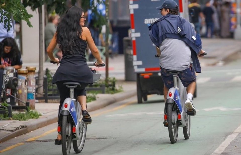sentimmo's tweet photo. よそ見してると危ないよ🚲 https://t.co/SaZtkSw2tf
