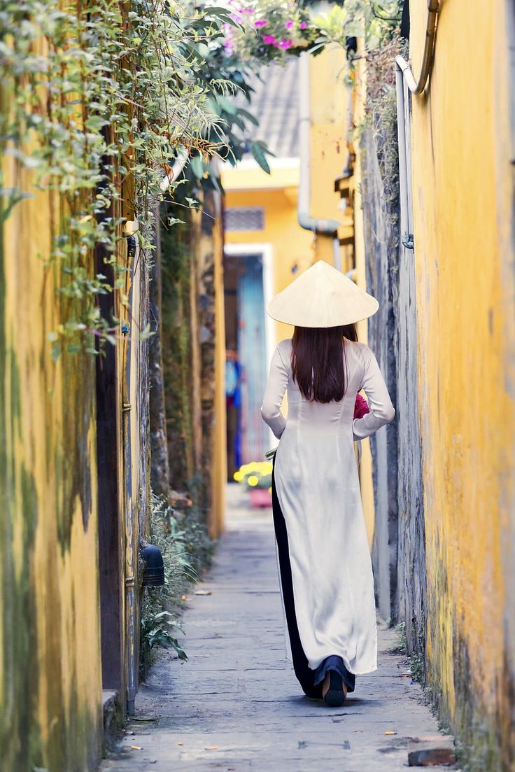 ANuVy0's tweet photo. Nón lá che nắng, áo dài tung bay giữa ngõ vàng. Thiên nhiên và con người đẹp đến mức phải xuýt xoa! 😍😂
#VietnamDaily #Vietnam https://t.co/wMAEM2QhIa