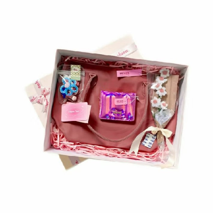 loydedlily's tweet photo. buat yang bingung mau cari kado yang bikin berkesan, aku punya saran nih! giftbox cantik isinya udah lengkap tas, dompet dan printilannya 🎀 yang ga kalah manis! https://t.co/wMEYZ4CcYt