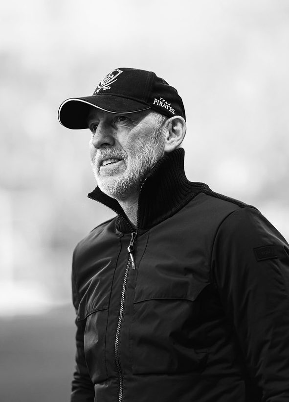 KARLOLIVE's tweet photo. Certains hommes marquent par leurs résultats. D’autres par ce qu’ils sont.

Éric Roy fait partie de cette seconde catégorie.

J’ai eu la chance de le rencontrer lorsque j’étais journaliste, à une époque où il apprenait encore l’exercice de la prise de parole publique. J’ai découvert un homme humble, sincère, lucide et profondément humain.

Ancien joueur de haut niveau, entraîneur reconnu, il n’a jamais cherché à jouer un personnage. Il disait les choses avec franchise, sans calcul, avec cette élégance rare qui force le respect.

Dans le football, les compétences comptent. Les qualités humaines encore davantage. Éric possédait les deux.

Passionné de sport sous toutes ses formes, excellent golfeur, amoureux du jeu et des gens, il faisait partie de ces personnalités que l’on est heureux d’avoir croisées sur sa route.

Les mauvaises nouvelles se succèdent parfois avec une brutalité particulière. Elles nous rappellent combien il est important de dire aux personnes qu’on estime ce qu’elles représentent pour nous.

Éric, je veux simplement te dire mon affection, mon respect et ma gratitude. Tu es un homme bien. Et les hommes bien ne s’oublient jamais.
