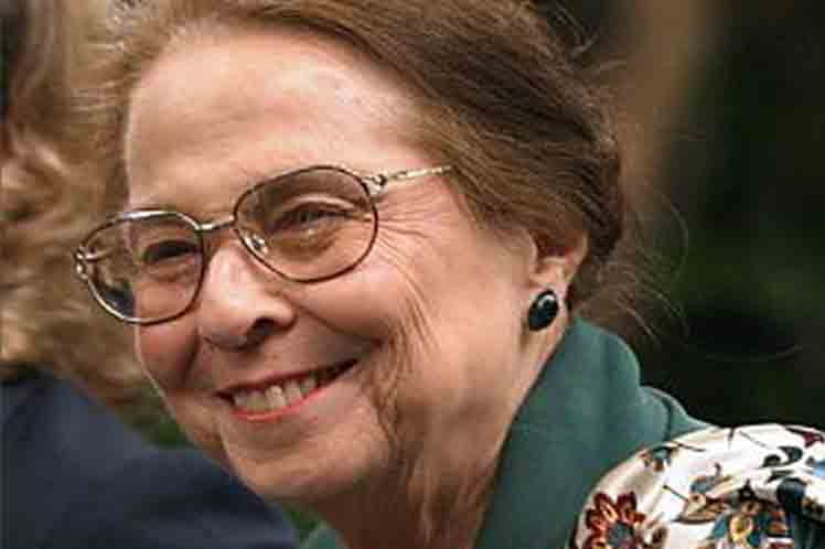 ernestoabe0711's tweet photo. 18 de junio de 2007: Fallece Vilma Espín Guillois, heroína de la clandestinidad y de la Sierra Maestra y presidenta fundadora de la Federación de Mujeres Cubanas (FMC) #CubaCoopera @japortalmiranda @BMCEswatini https://t.co/L6DB1soAV1