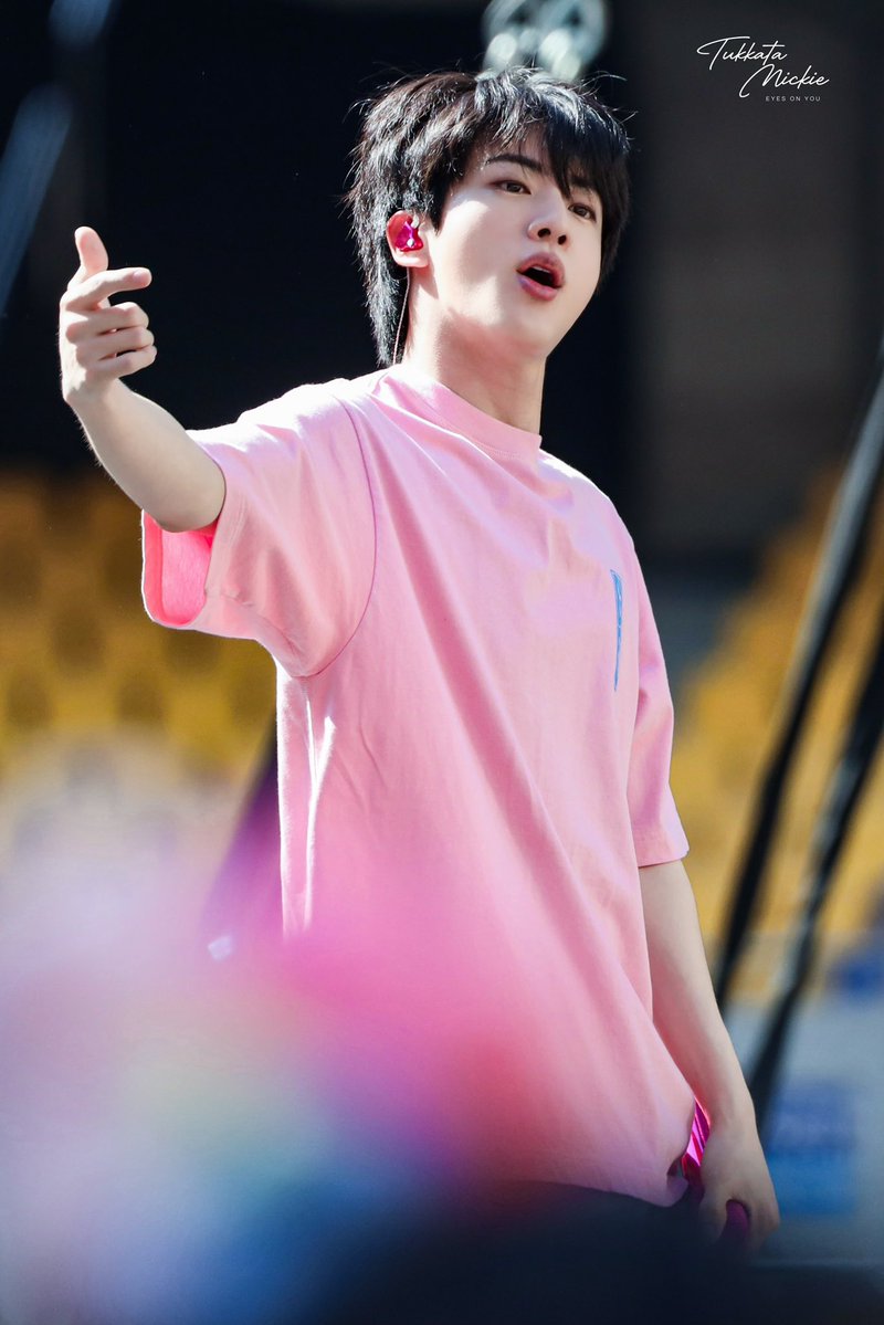 Tukkatamickie37's tweet photo. BUSAN Day 1 🎤

#BTS #방탄소년단 #JIN
#BTS_WORLDTOUR_ARIRANG
#BTS_WORLDTOUR_ARIRANG_BUSAN

📌 https://t.co/g5MkobgBVl https://t.co/OVj6YbQHKh