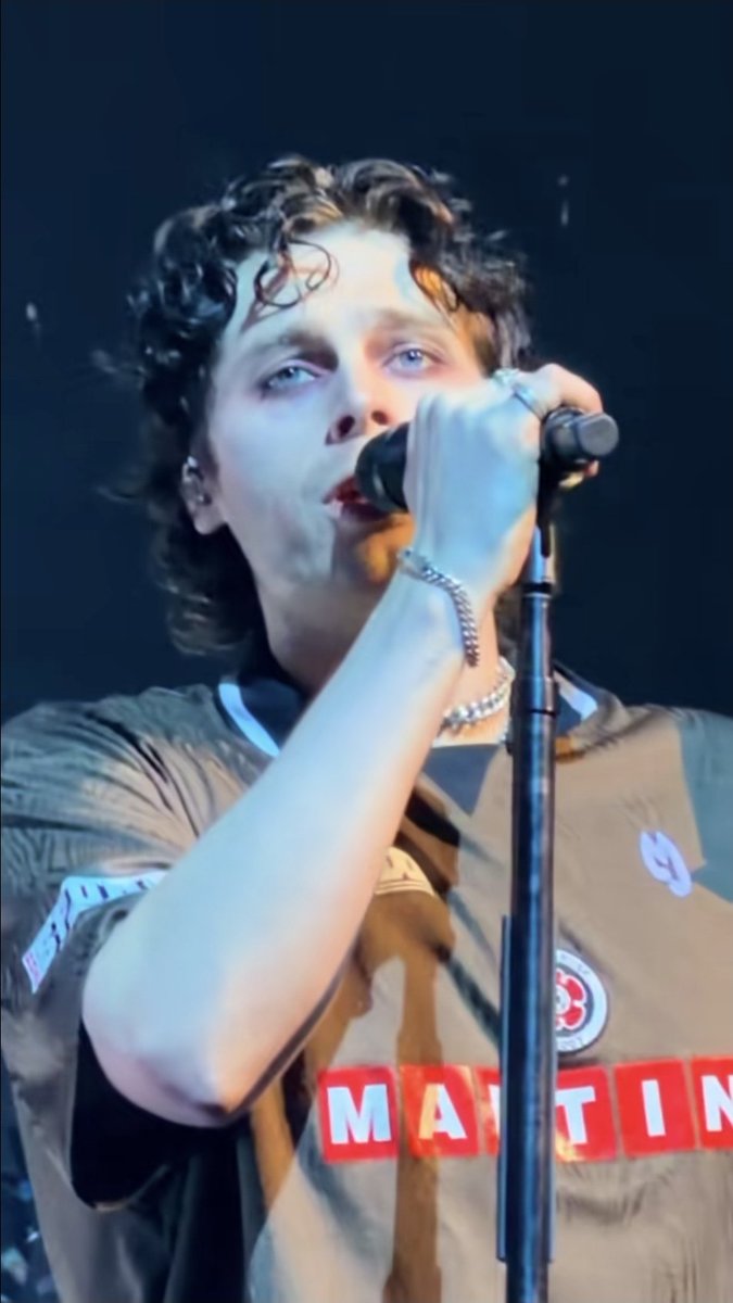 evolve_LFTV's tweet photo. when the category is prettiest eyes but this guy shows up https://t.co/Vp83gAkgKx